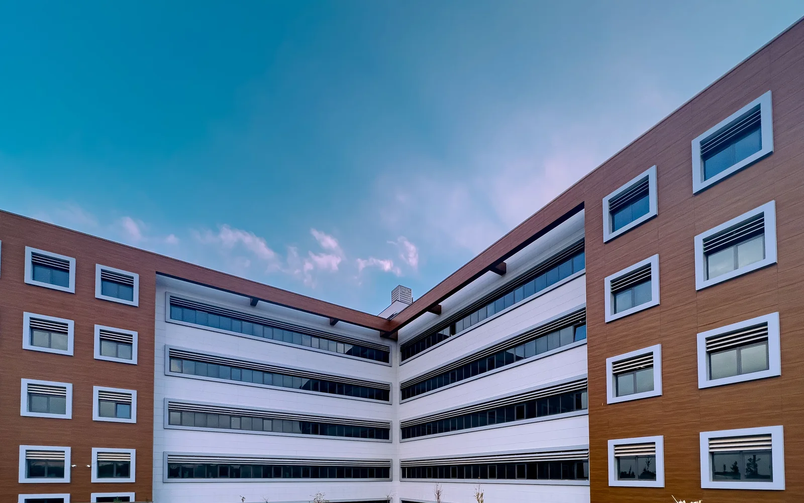 Moderner heller Büro- und Gewerbekomplex mit Innenhof