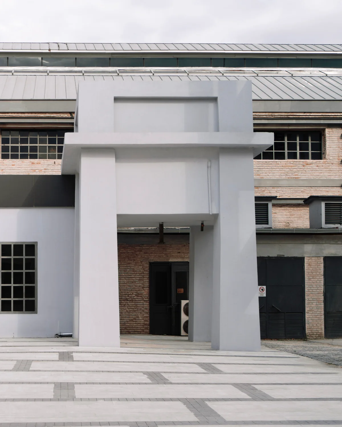 Helle Fassade einer modernen Hallen- und Betriebsimmobilie